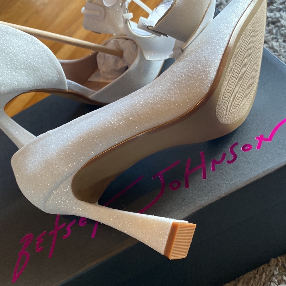 Betsey Johnson White Glitter Bow Pointed Toe Pumps - Picture 10 of 16